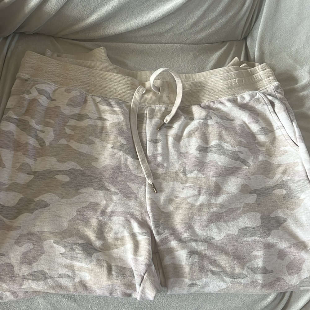 Old Navy Women’s Plus Size Camo Joggers size XXL - Picture 3 of 12